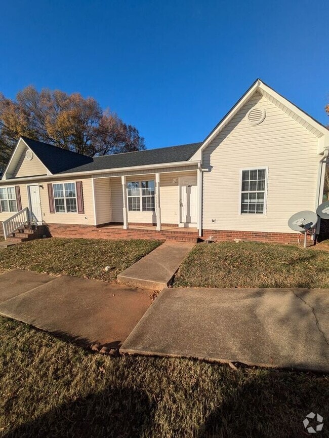 Building Photo - 2BD/1BA Unit at The Squires in Newton, NC Rental
