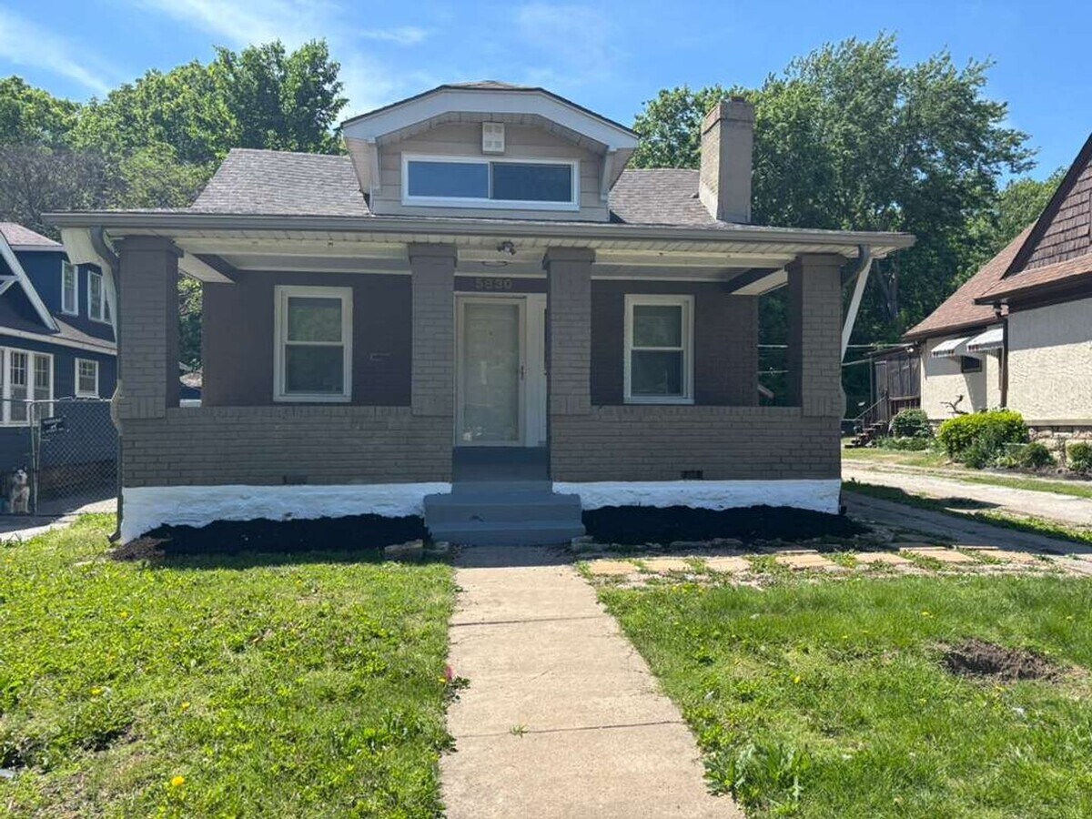 Spacious 3BR Home with Hardwood Floors, Private Upstairs Suite & Fenced Yard - Spacious 3BR Home with Hardwood Floors, Private Upstairs Suite & Fenced Yard