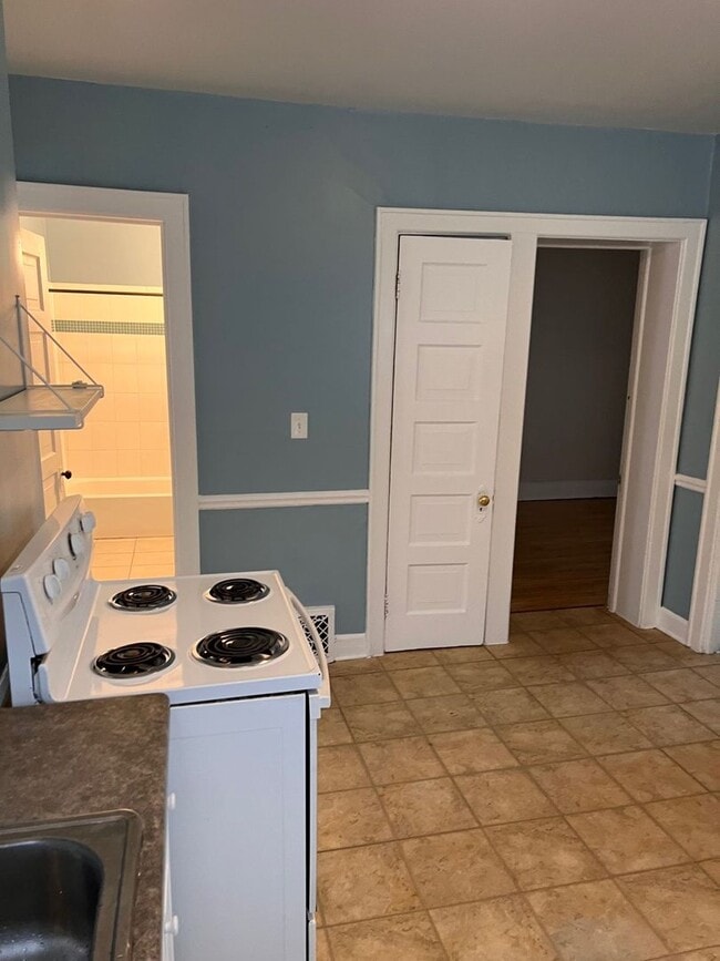 Photo - Large Spacious 4 Bedroom UPPER with Large Living Room and Dining Area!! Unit 2214 Upper