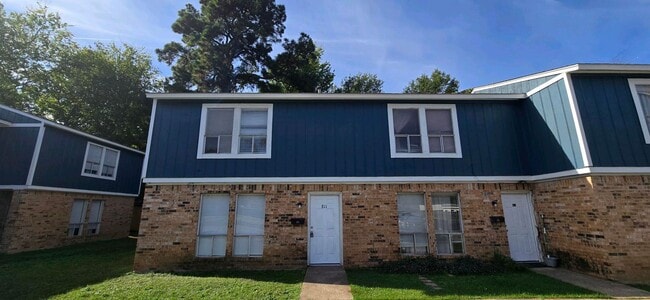 Building Photo - Tour Today!  2/1.5 Townhome in Longview
