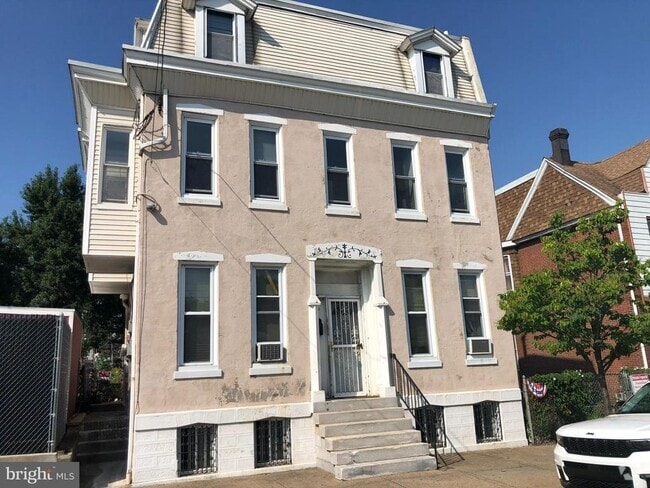 Building Photo - 2666 Bridge St Unit 2ND FLOOR FRONT Rental