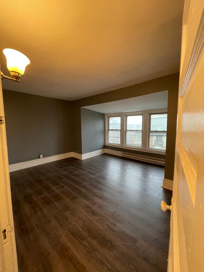 Building Photo - 135 S 15th St Unit 2 Rental