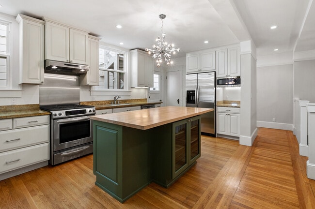 Building Photo - 124 Chenery St Unit LuxuryTwoFloor