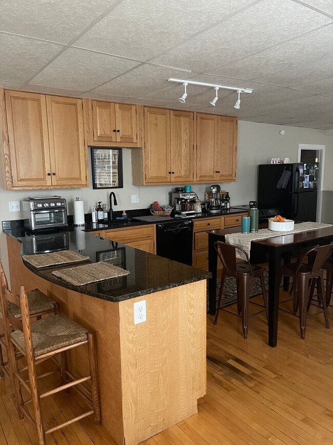 Building Photo - 8 N Main St Unit 2nd Fl