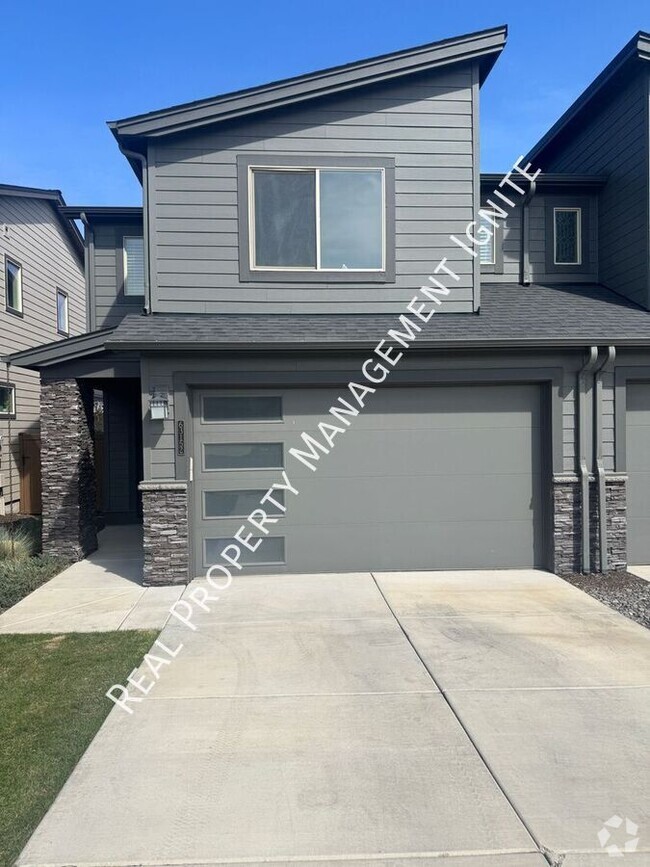 Building Photo - Centrally Located Modern Townhome