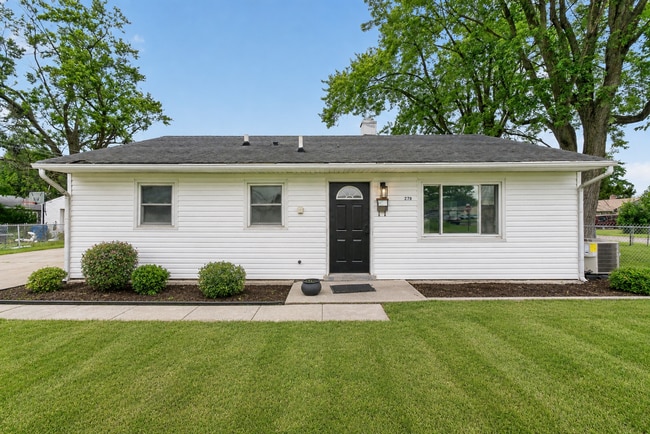 Beautifully Renovated 3BR Ranch w/ Garage, Covered Patio & Fenced Yard - Beautifully Renovated 3BR Ranch w/ Garage, Covered Patio & Fenced Yard