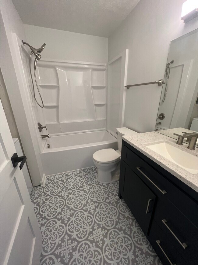 Fully remodeled guest bath - 2402 Stoney Run Trl Unit 2402
