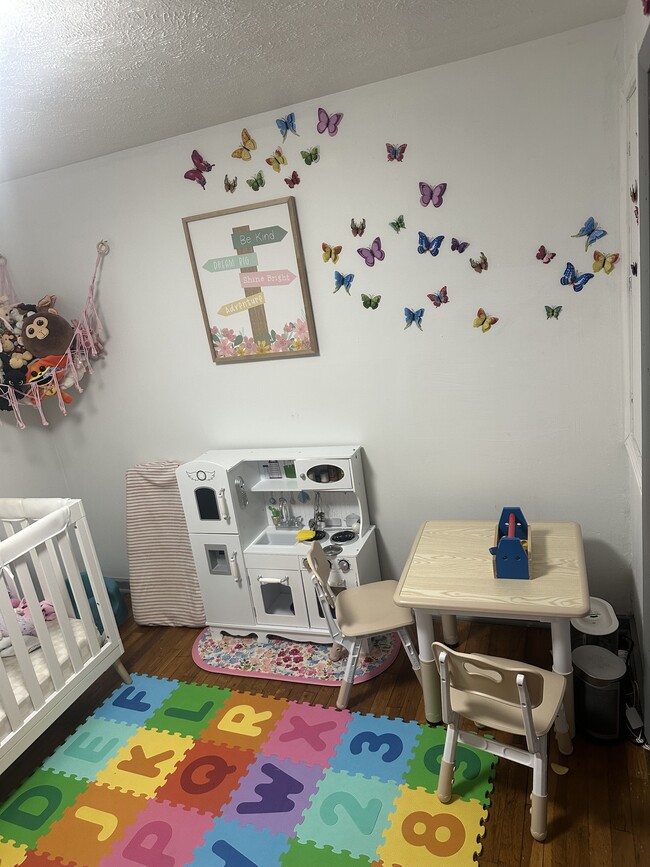small bedroom - 623 S 33rd St Unit #3
