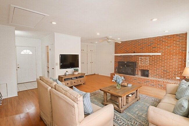 Photo - 209 Belair Dr House
