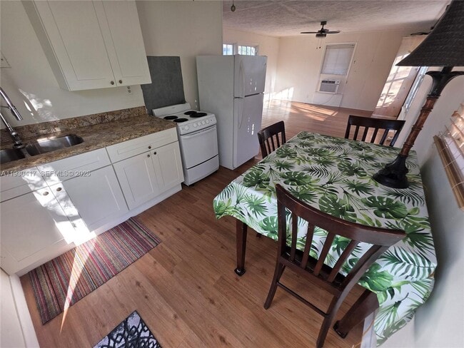 Photo - 811 NE 14th Ct