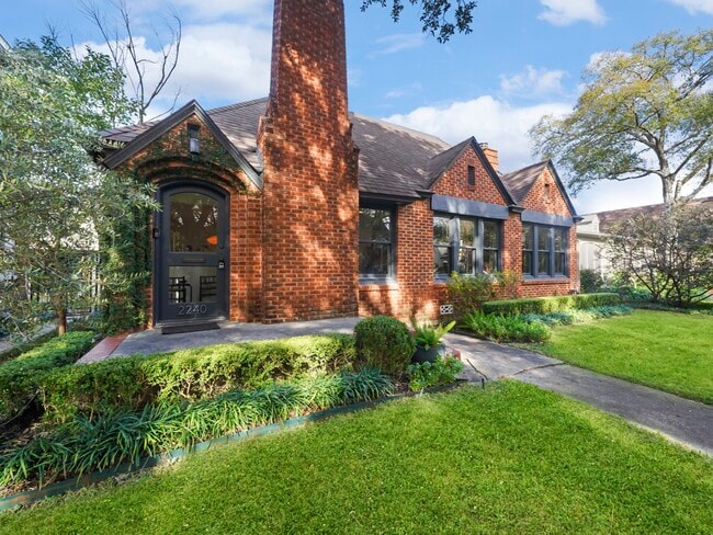 Photo - 2240 Wroxton Rd