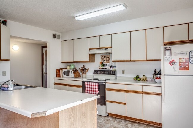 Photo - Spacious 5 Bedroom, 2 Bathroom Unit - Close to Campus! Unit 648
