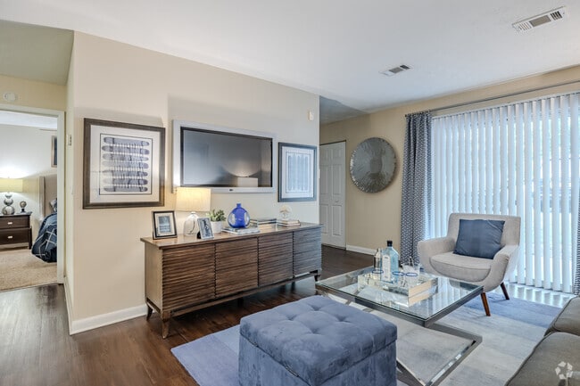2BR, 2BA - 1005SF - Living Room
