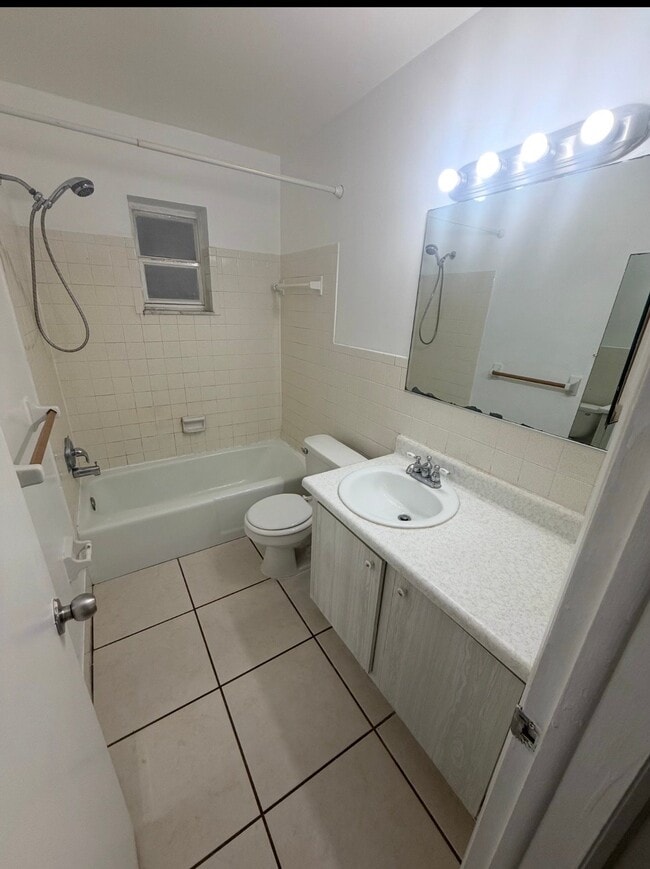 Building Photo - 702 N L St Unit 15