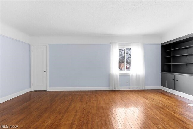 Photo - 876 Eloise Dr Unit Upper