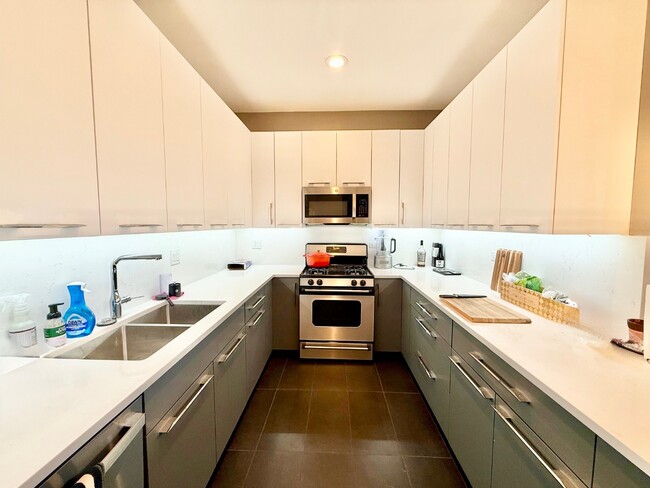 Photo - Stunning 2 Bed 2 Bath Plus Lofted Den in the Wicker Park area Unit 4