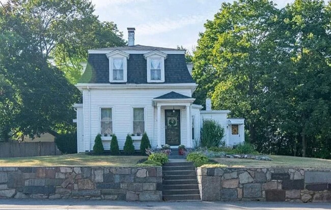 Building Photo - 1104 Pleasant St