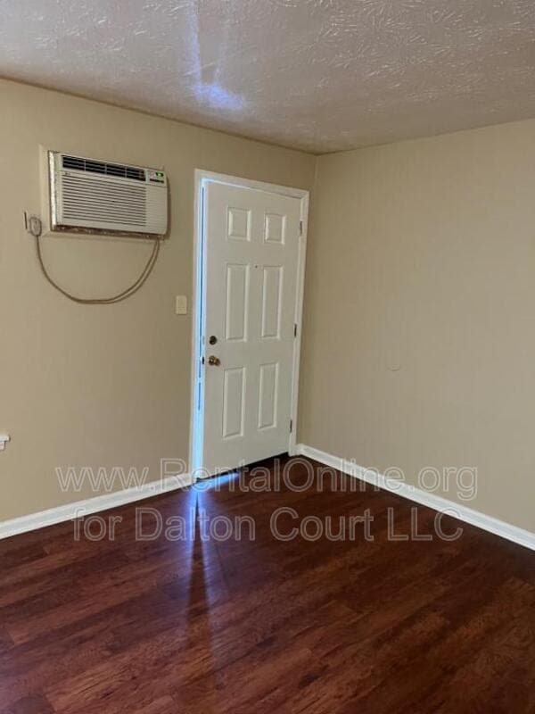 Building Photo - 1972 Cambridge Dr Unit 2