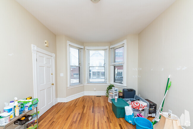 Building Photo - 1431 W Belmont Ave Unit 1F Rental