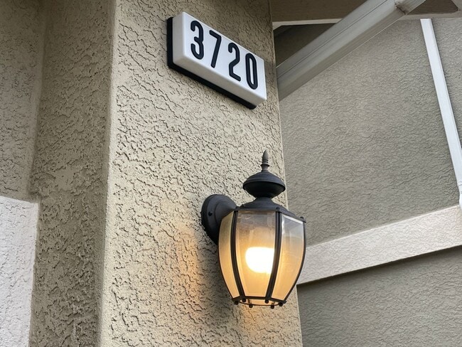 Building Photo - 3 Bedroom / 3 Bathroom in North Reno Near UNR
