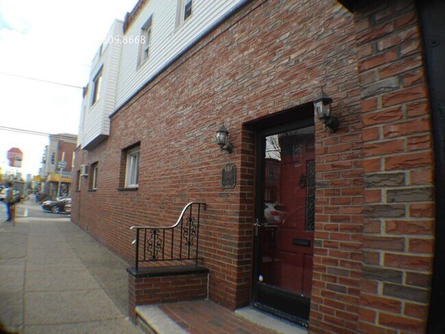 Building Photo - 1946 McKean St Unit Upper