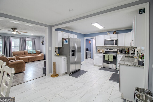 Photo - 579 Lynmore Ave