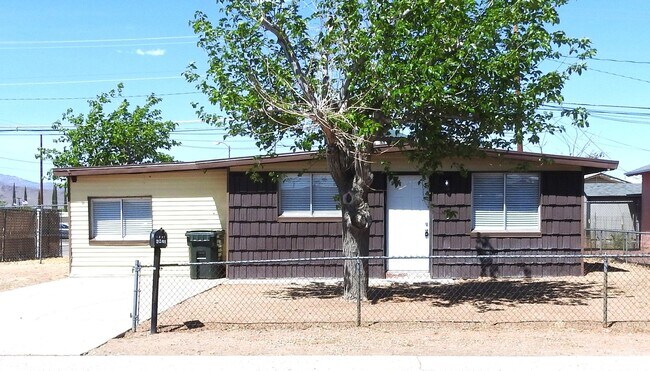 Photo - Beautifully Remodeled 3+1 Bungalow with Indoor-Outdoor Living