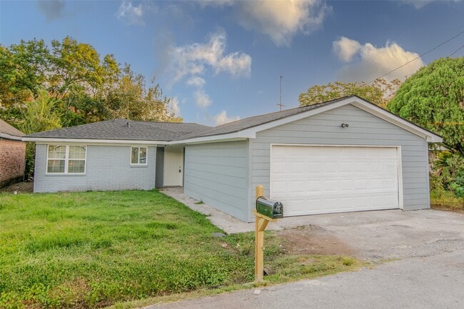 Photo - 2120 Godfrey St