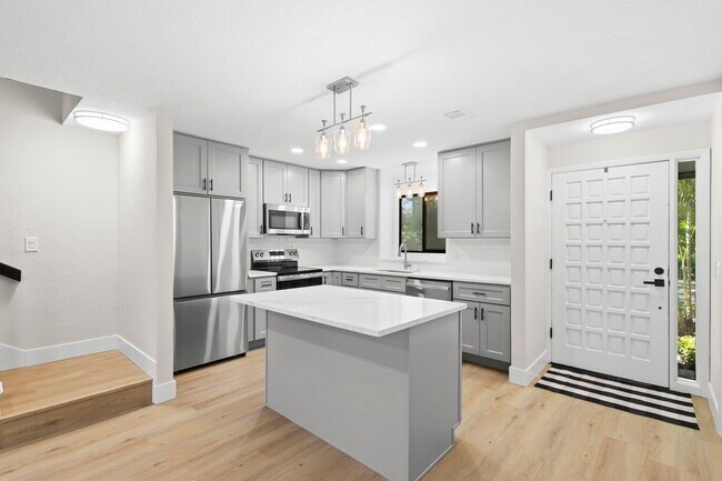 Photo - 805 Clake St