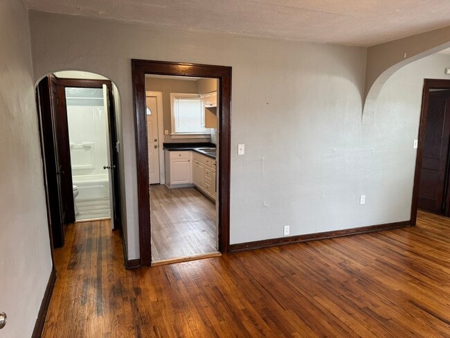 Photo - 209 E 10th St