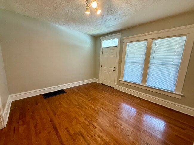 Photo - 325 Clinton St