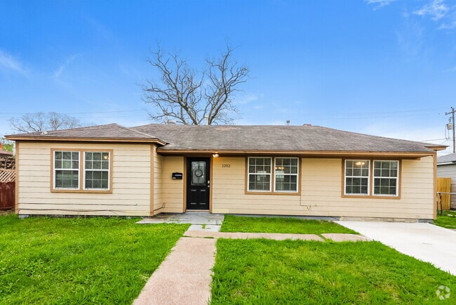 Building Photo - 1202 Trimm Ave Rental