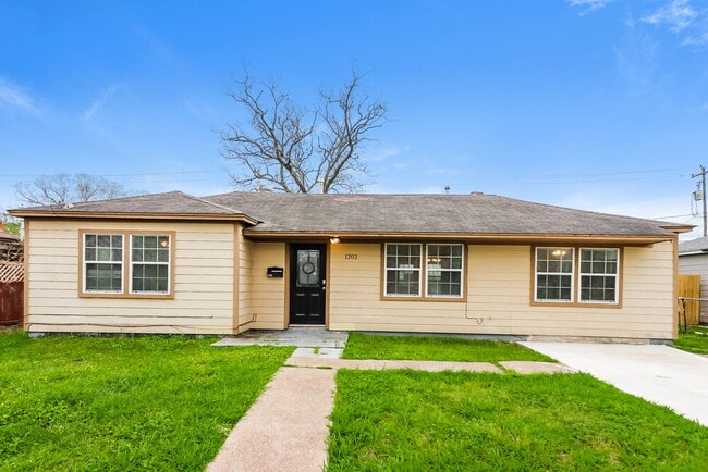 Building Photo - 1202 Trimm Ave Rental