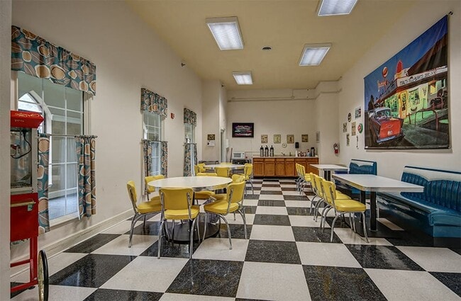 Comedor en la casa club de los apartamentos Lake Oaks - Lake Oaks Senior Apartments