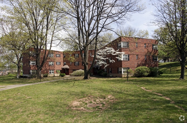 Primary Photo - Oak Gardens Apartments