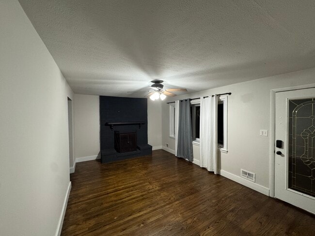 Sala de estar - 7903 Canna Dr