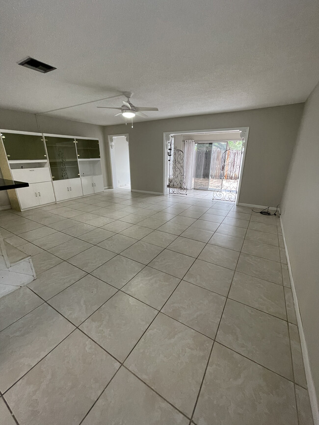 Building Photo - 210 NW 4th Ave Unit 210 NW 4th ave Rental