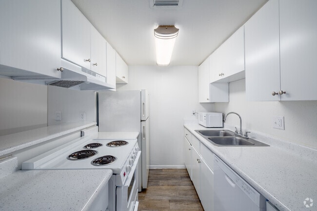 1BR, 1BA - 721SF - Kitchen