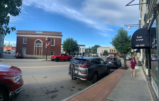 Building Photo - 123 W Franklin St Unit Upper Apartment