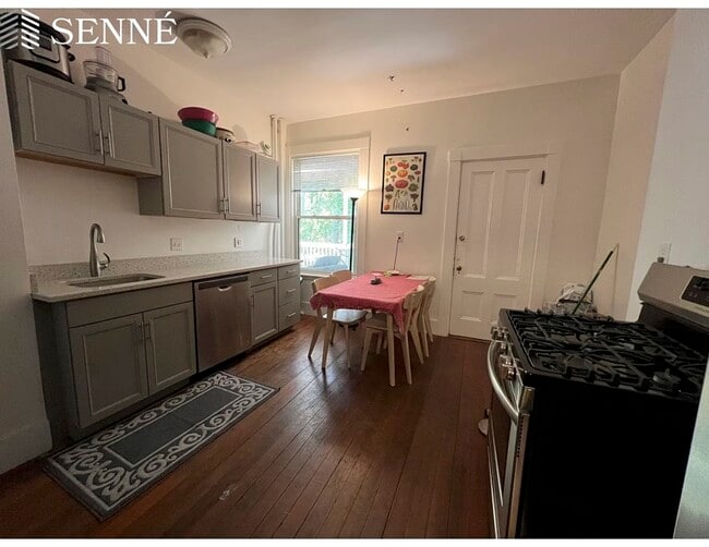 Kitchen - 19 Trowbridge St Unit 19T3