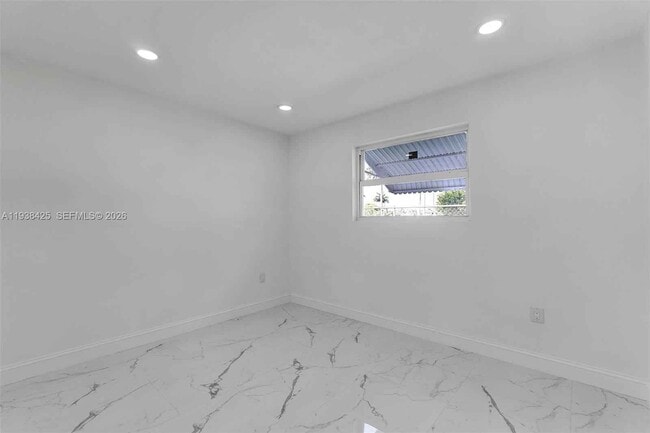 Photo - 860 NW 207th St