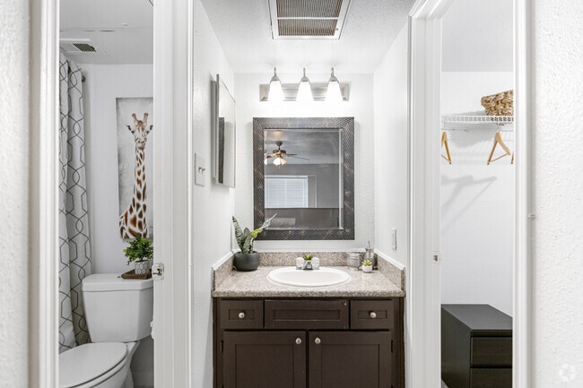 Apartamento de 1 dormitorio y 1,5 baños - 691 pies cuadrados - Baño principal