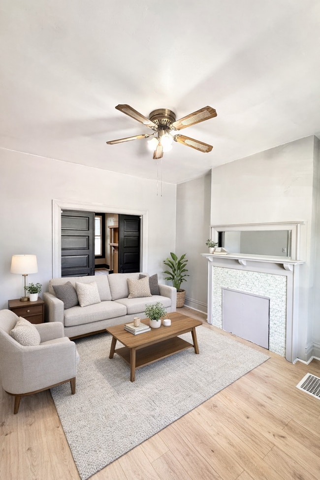 Building Photo - 504 1/2-506-508 Peebles St Unit 506 Peebles