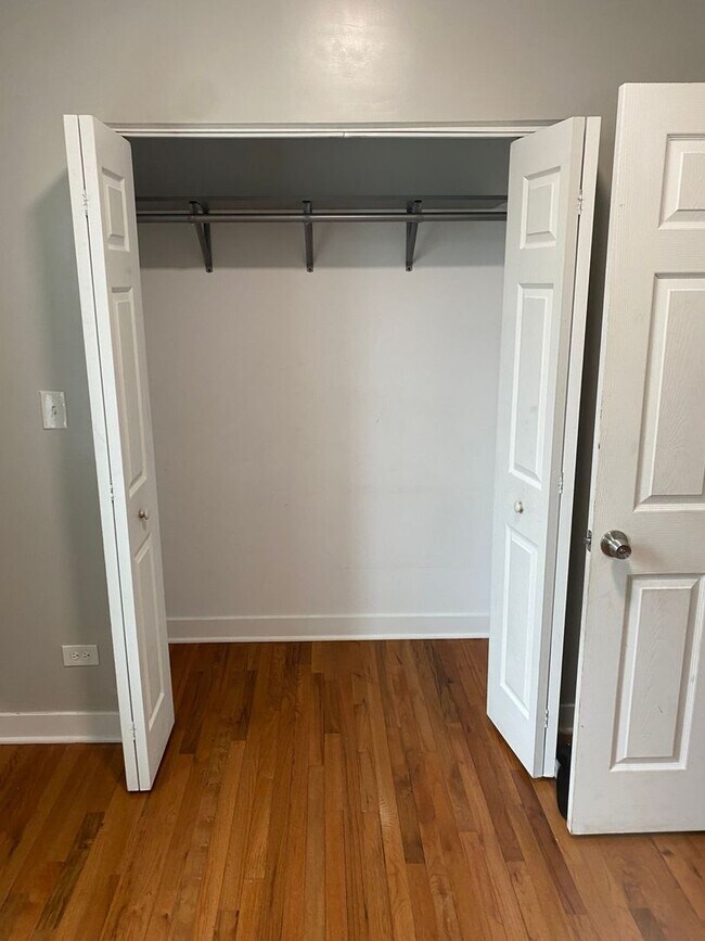 Photo - Spacious south side 3-bedroom beauty Unit 6402 S eberhart - 2S