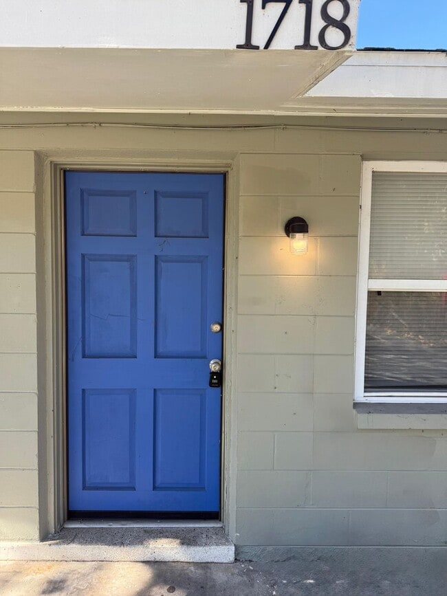 Building Photo - 1/1 Cleawater available now Unit 1718 S Washington