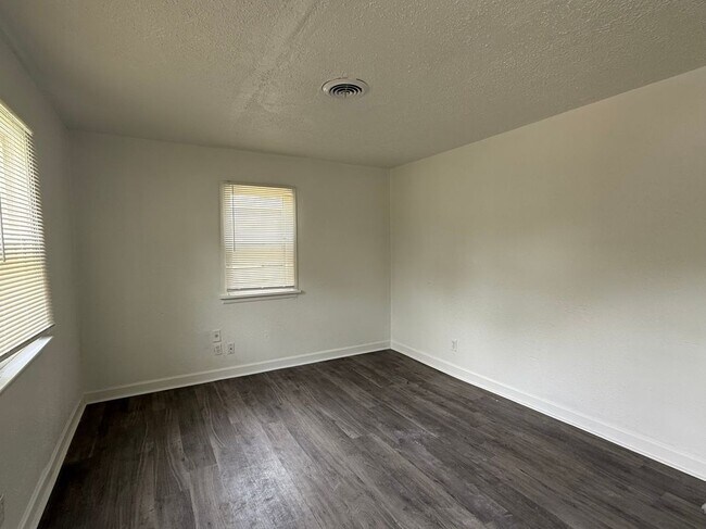 Photo - 470 Mueller Ave