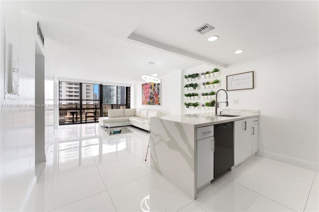Photo - 600 NE 36th St Unidad 1111 Rental