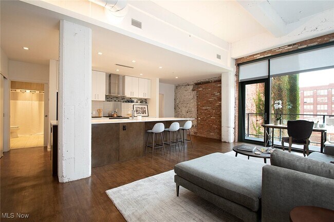 Building Photo - 725 Johnson Ct Unit 413