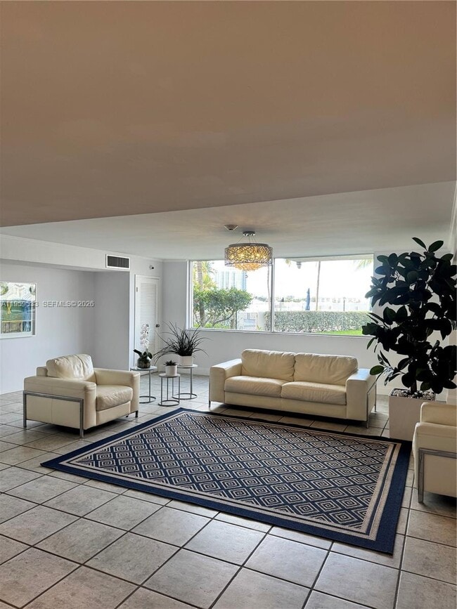 Photo - 2821 N Miami Beach Blvd Unidad 3A