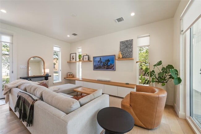 Photo - 1300 Perez St